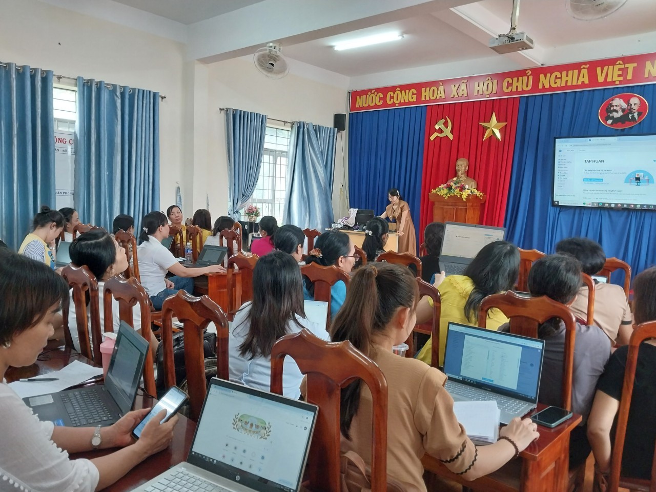 TẬP HUẤN ỨNG DỤNG TRÍ TUỆ NHÂN TẠO (AI) HỖ TRỢ HOẠT ĐỘNG DẠY VÀ HỌC DỰA TRÊN CÔNG NGHỆ GOOGLE